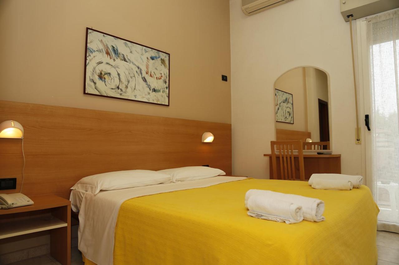 Hotel Villa Dina Ріміні Екстер'єр фото