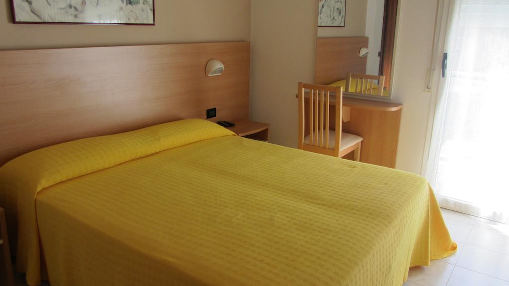Hotel Villa Dina Ріміні Номер фото