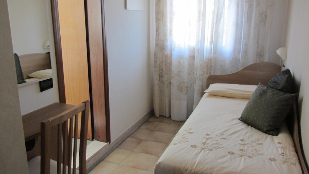 Hotel Villa Dina Ріміні Номер фото