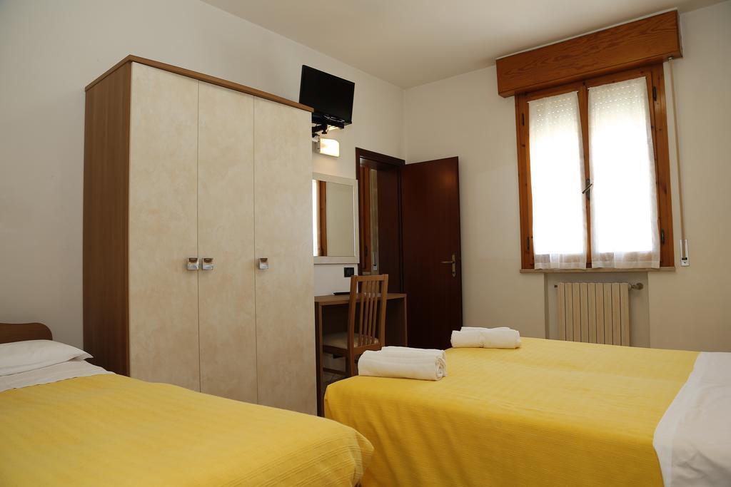 Hotel Villa Dina Ріміні Екстер'єр фото